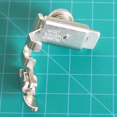 Singer Simanco 161127 - Adjustable Zipper Foot (Narrow)